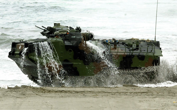 File:AAV7兩棲突擊車.png