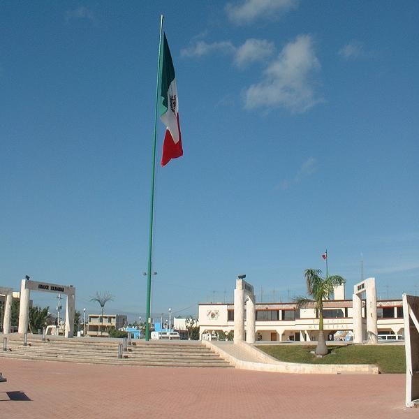 File:Banderas monumentales, Quintana Roo, Mexico.jpg