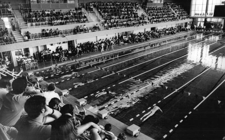 File:Bundesarchiv Bild 183-R0811-0302, Berlin, Schwimmhalle.jpg