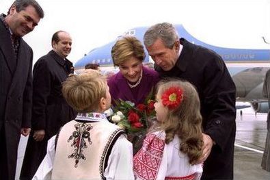 File:Romanian children greet Bushes 2002.jpg