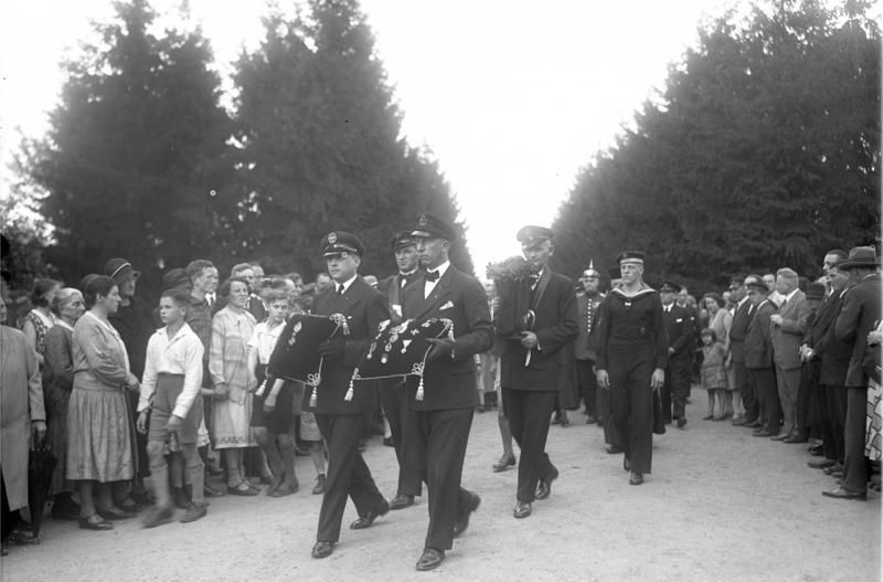 File:Bundesarchiv Bild 102-11702, Berlin-Lichterfelde, Beisetzung Günther Plüschows.jpg