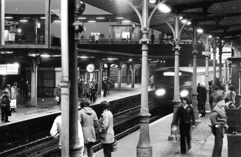 File:Bundesarchiv Bild 183-Z1204-015, Berlin, S-Bahnhof Ostkreuz.jpg