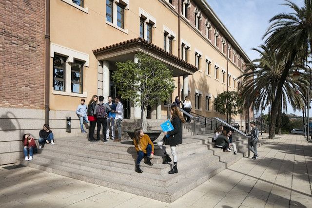 File:Entrada universidad.jpg