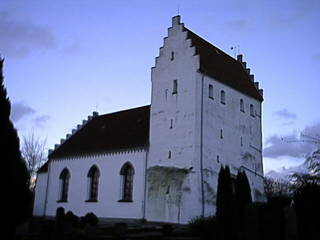 File:Simris kyrka, från sydväst.jpg