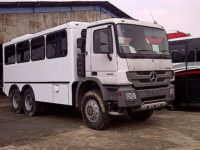 File:Cikupa-20111121-00147 manhauler bus.jpg