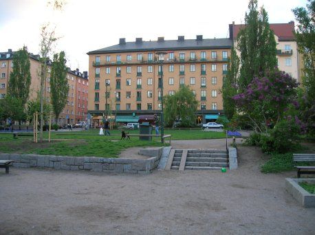 File:Nytorget Stockholm gräsplanen.jpg