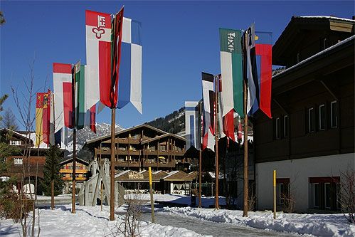 File:Picswiss BE-96-05 Kronenplatz in Lenk.jpg