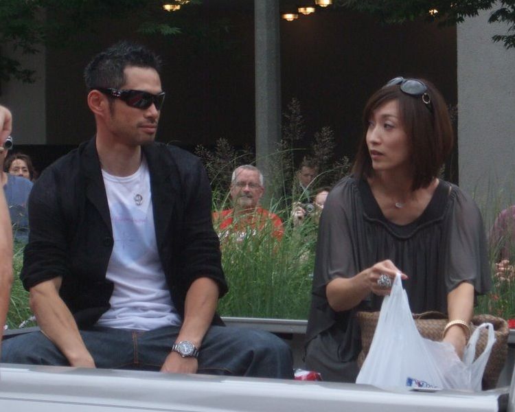 File:Suzuki Ichirō and his wife Yumiko.jpg