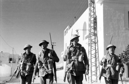 File:Australian 19 Brigade soldiers Jan 1941.jpg