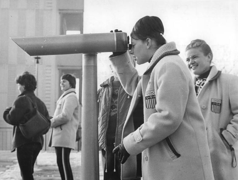 File:Bundesarchiv Bild 183-C0222-0007-001, Berlin, Müggelturm, Eisschnellläuferinnen.jpg