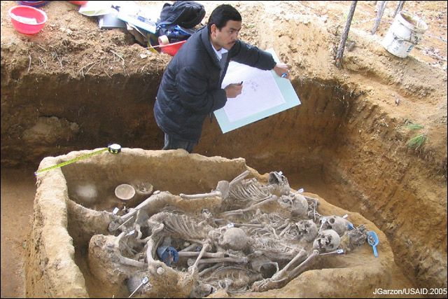 File:Exhumation in San Juan Comalapa Guatemala 03.jpg