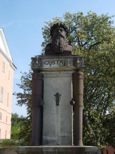 File:Gustav Vasa Monument, Uppsala Castle.jpg