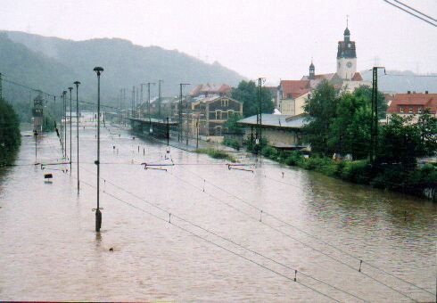 File:Hochwasser 2002 - Bahnhof Potschappel.jpg