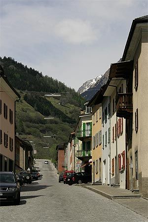 File:Picswiss GR-81-24 Dorfstrasse in Mesocco.jpg