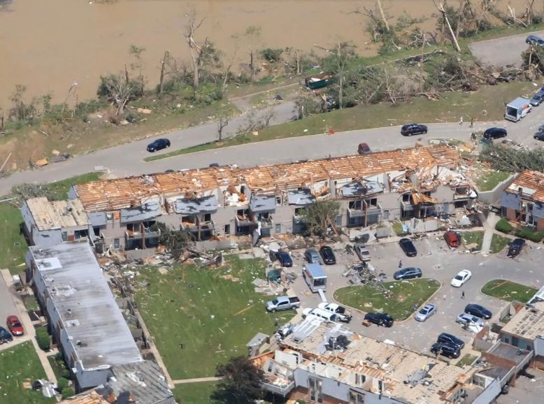 File:EF4 damage to apartment buildings in Dayton.jpg