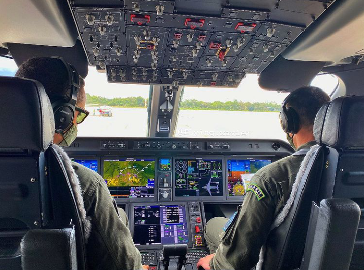 File:KC-390 cockpit.png