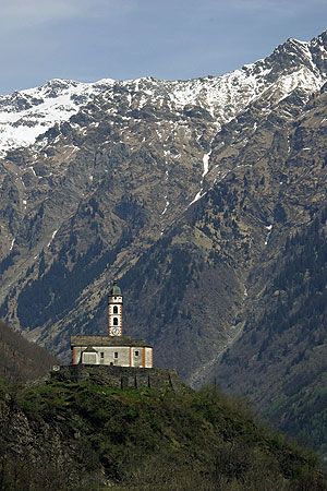 File:Picswiss GR-81-04 Soazza- Chiesa S Martino.jpg