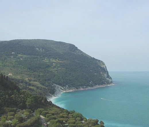 File:Promontorio Monte Conero.jpg