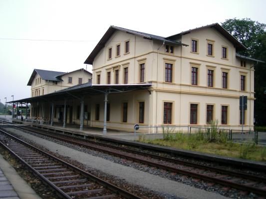 File:Bahnhof Neustadt, Sachsen.jpg