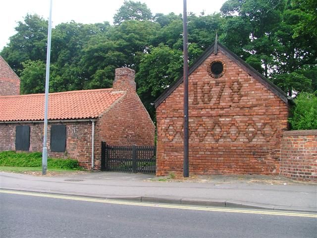 File:Former Blacksmiths, Acklam Road.jpg