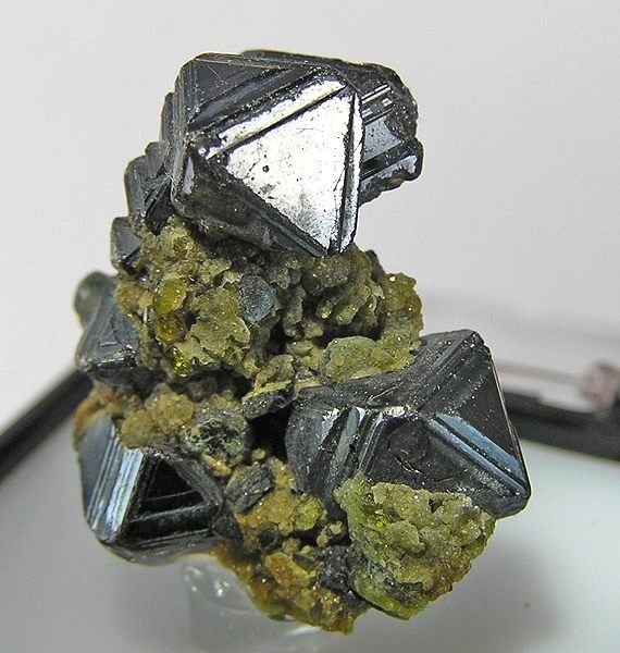 File:Magnetite-170591.jpg