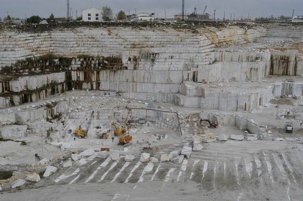 File:Marble canyon in Verkhny Ufaley.jpg