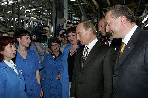 File:Putin with Avtovaz employees in 2007.jpg