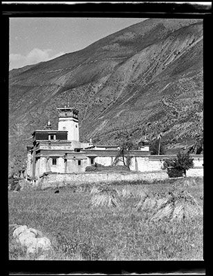 File:Sekhar Gutog monastery in Lhodrag near Bhutan.jpg