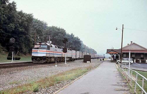 File:Broadway Limited at Lewistown station, September 1991.jpg