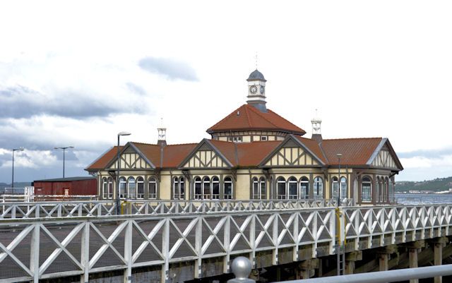 File:Dunoon Pier (geograph 2412953).jpg