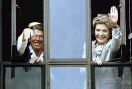 File:Reagans wave from hospital.jpg