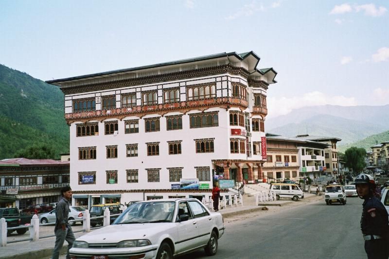 File:Streetlife in Thimphu-Buthan-feve.jpg