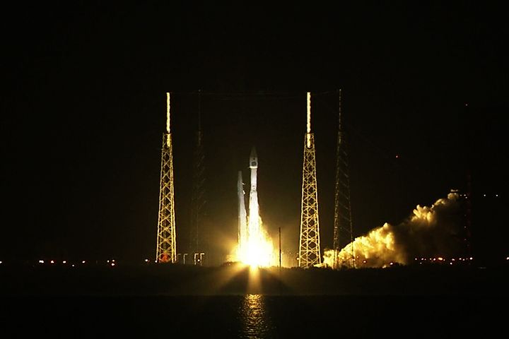 File:Atlas V Ignition for TDRS-L Launch.jpg