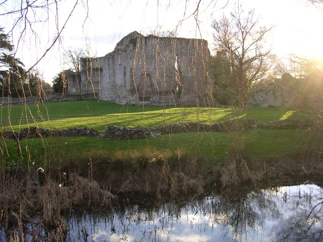 File:Bishop's Waltham Palace and moat.jpg