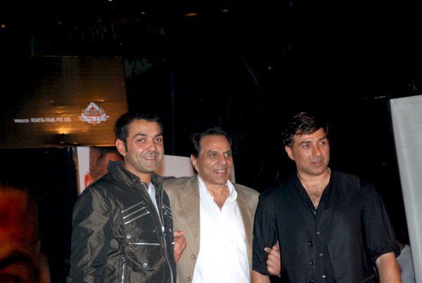 File:Bobby Deol Dharmendra Sunny Deol still10.jpg