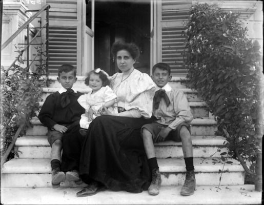 File:Enrichetta Giolitti Chiaraviglio and children.jpg