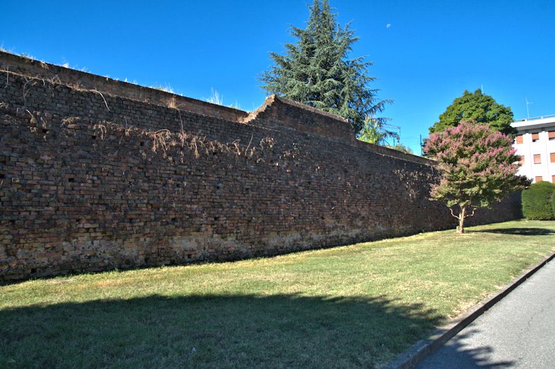 File:Mura-via-stazione.jpg