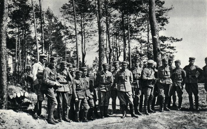 File:Pilsudski and officers 1915.jpg