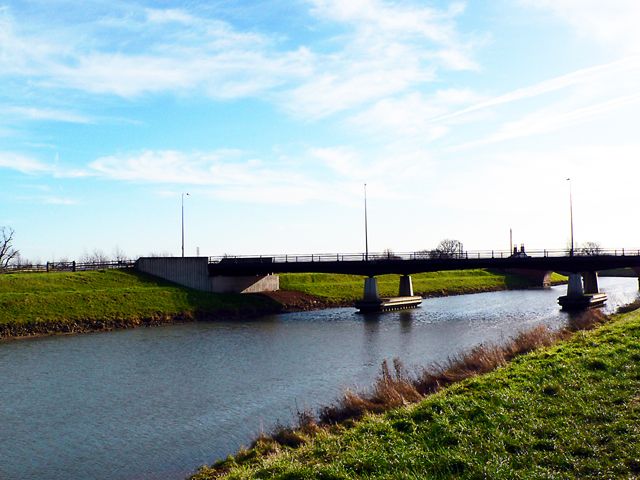 File:Tattershall Bridge - geograph.org.uk - 109597.jpg