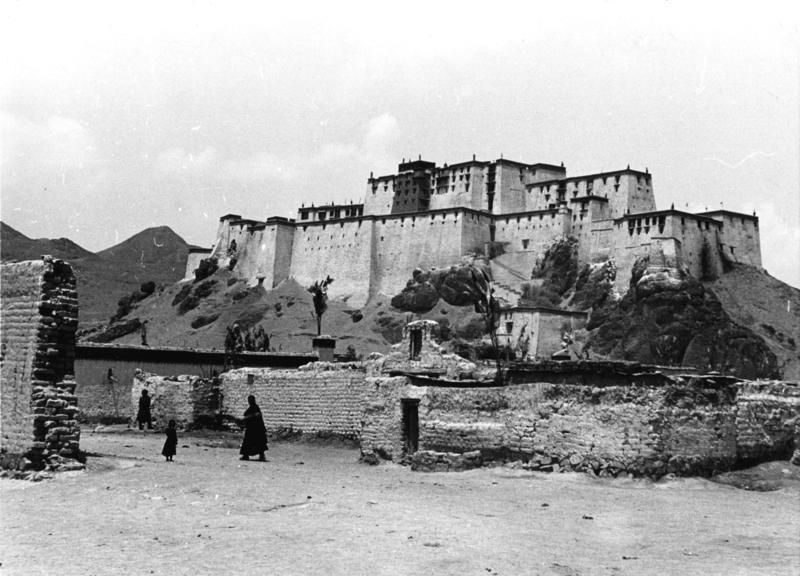 File:Bundesarchiv Bild 135-S-17-22-34, Tibetexpedition, Shigatse, Burg.jpg