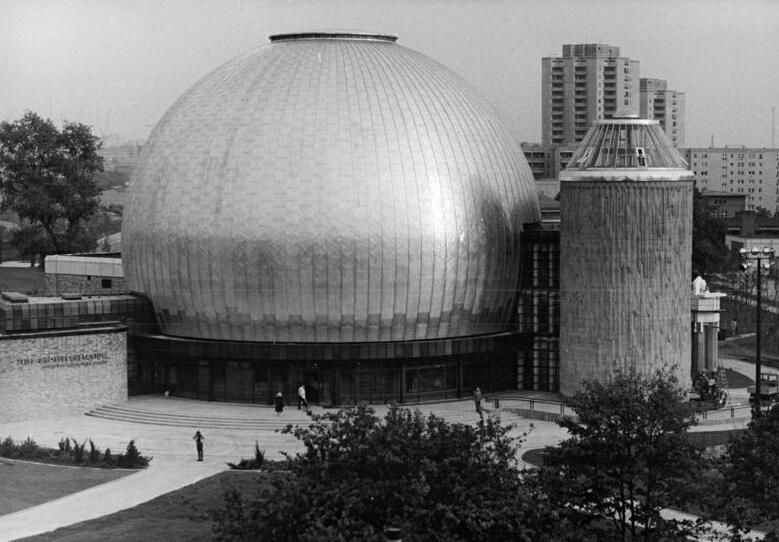 File:Bundesarchiv Bild 183-1987-1008-020, Berlin, Zeiss-Großplanetarium.jpg