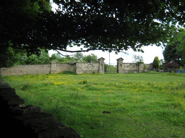 File:Park Head Gates-by-peter-robinson.jpg