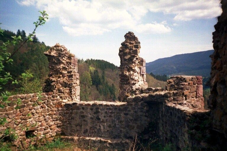 File:Ruine du château d'Echéry.jpg