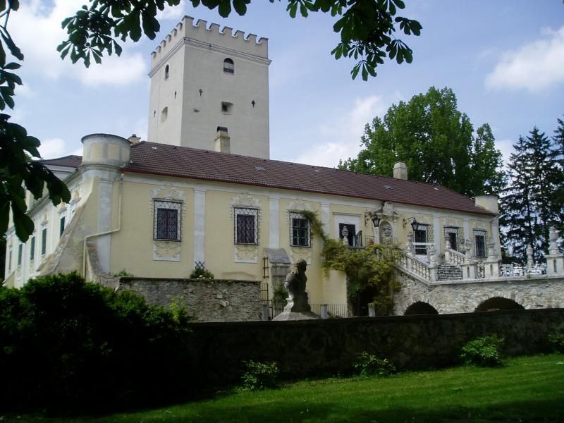 File:Schloss Harmannsdorf.JPG