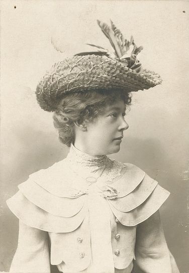 File:Anna Bloch in 1904.jpg