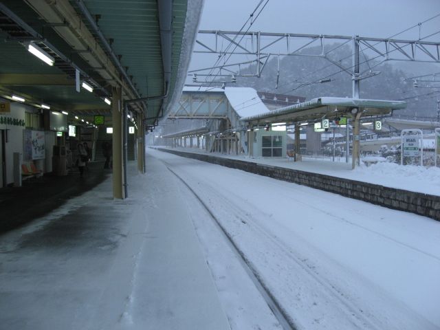 File:Asamushi-Onsen Station platform.jpg