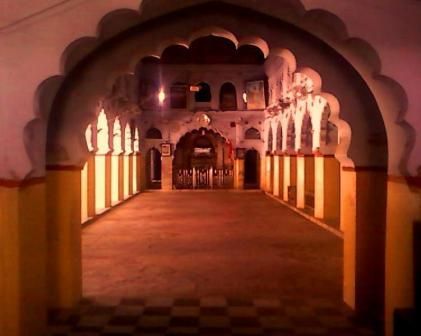 File:Shree Ganesh Mandir, jhansi hallway.jpg