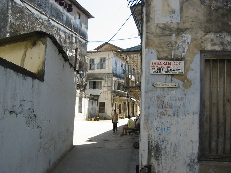 File:Stone Town, alley (atamari).jpg