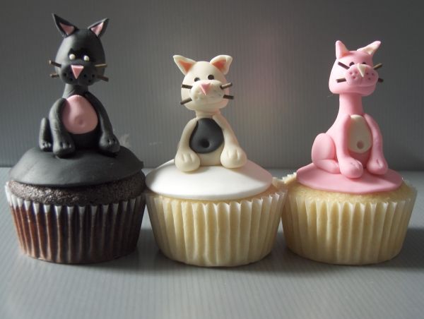 File:Three cat cupcakes.jpg