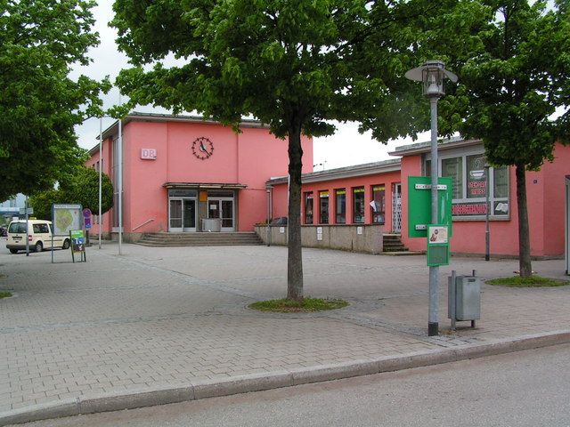 File:Bahnhof Freilassing - geo.hlipp.de - 9641.jpg